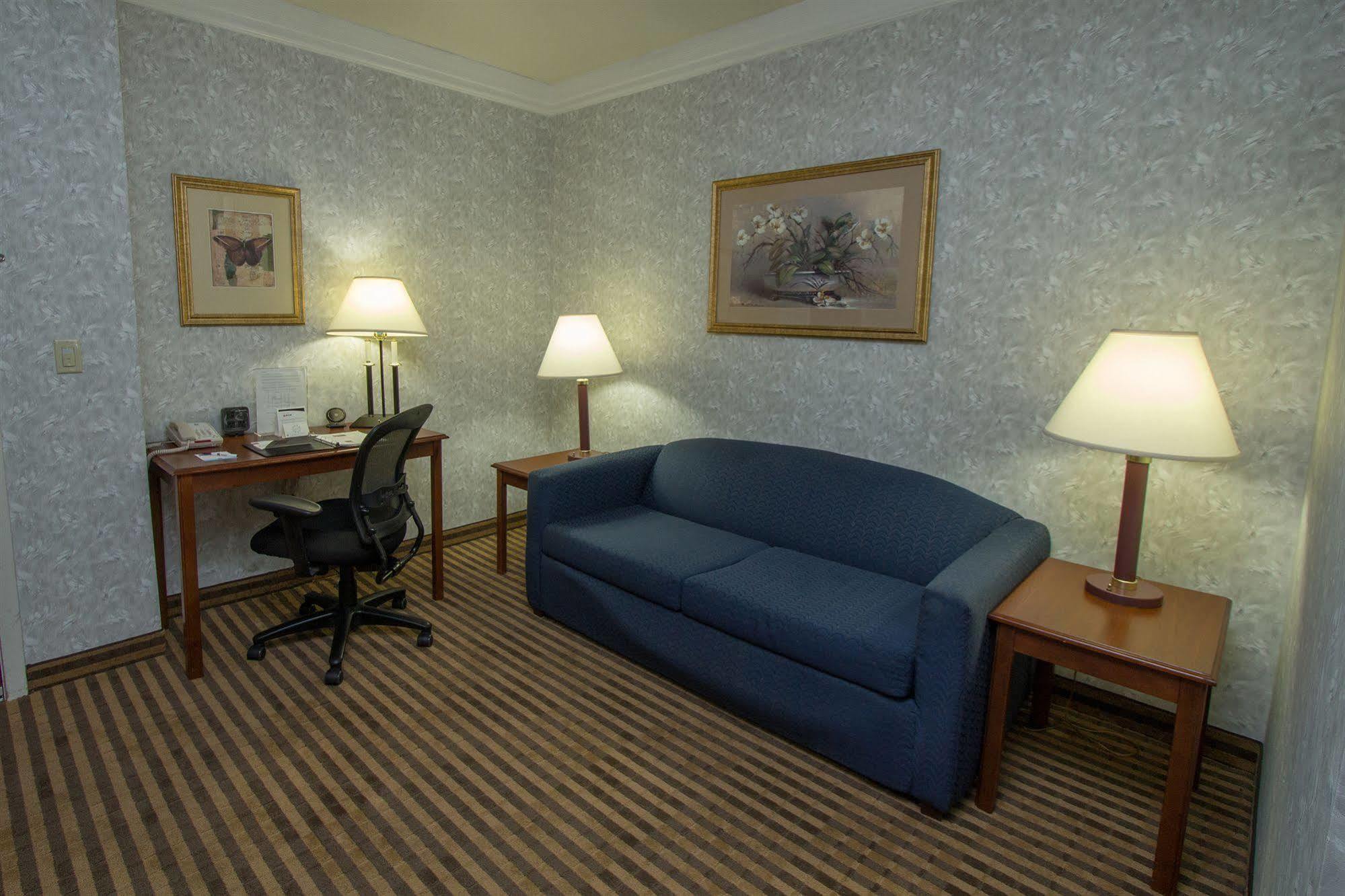 Comfort Suites Visalia - Convention Center Zewnętrze zdjęcie